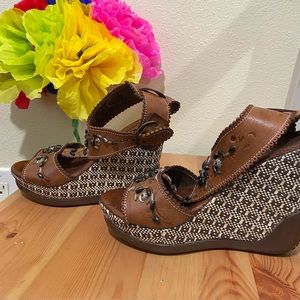 🥰Beaded wedges with straps🥰